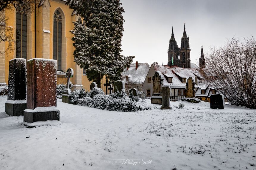 Winter in Meißen 2021 - St. Afra Kirche Friedhof mit Blick zur Albrechtsburg