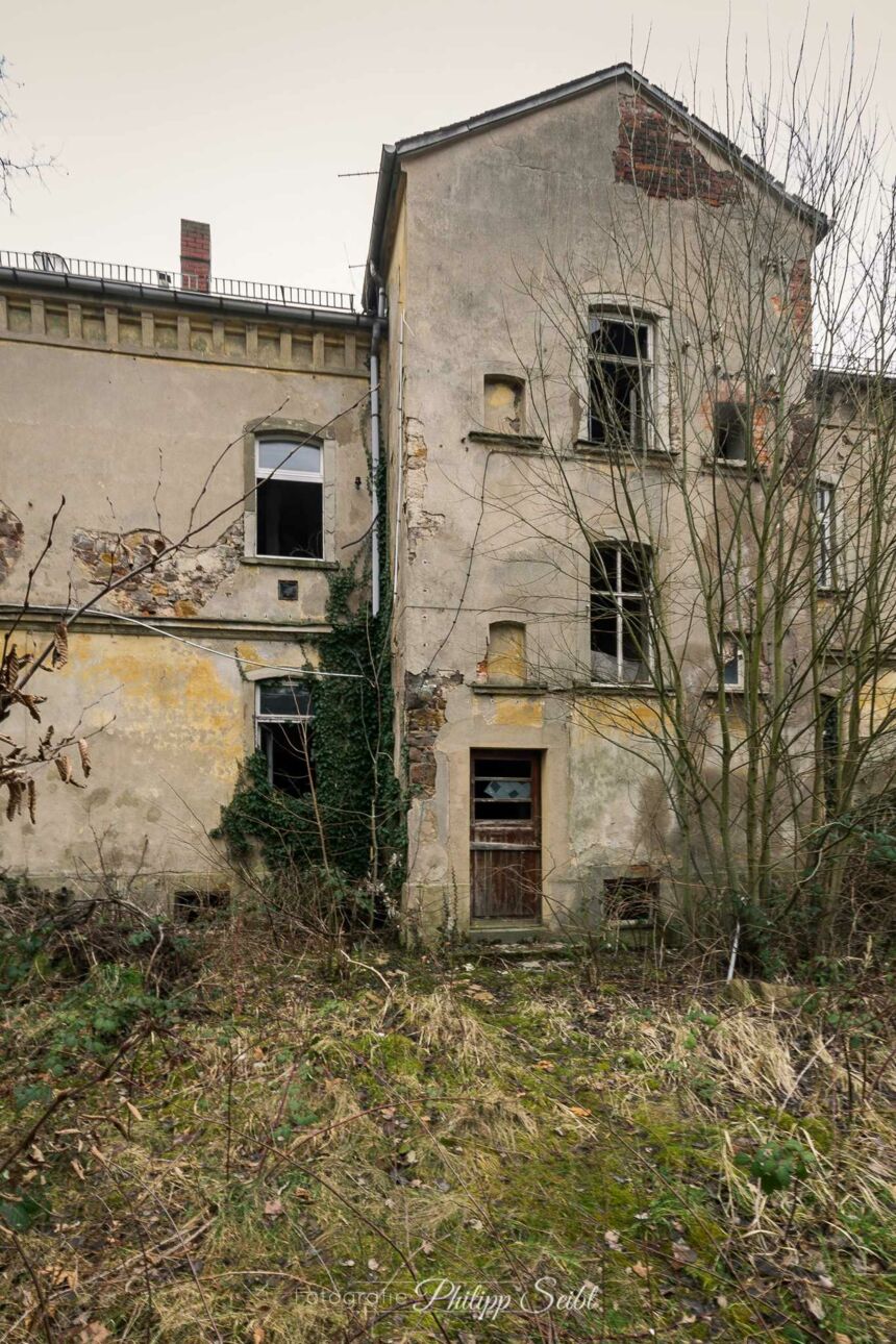 Alte Villa bei einer großen verlassenen Mühle