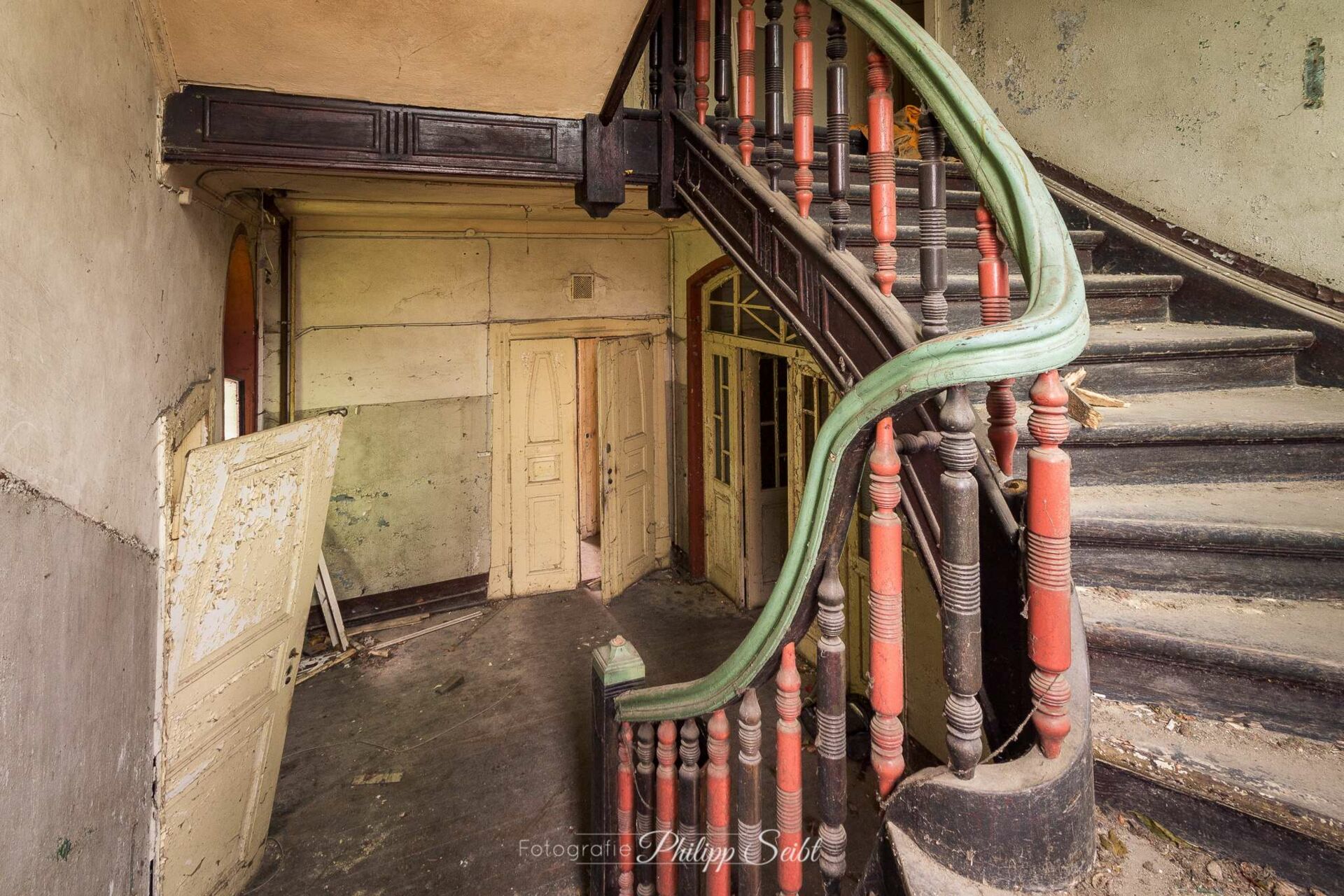 Buntes Treppenhaus in einer verlassenen Villa
