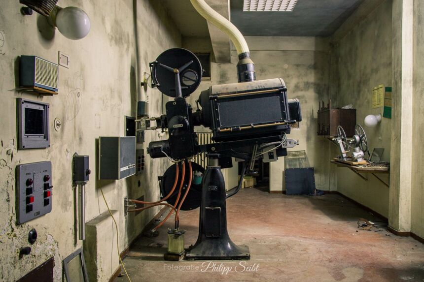 Ernemann 7B Filmprojektor in verlassenen Kurhaus am Kristallsee