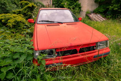 Verlassenes rotes Auto
