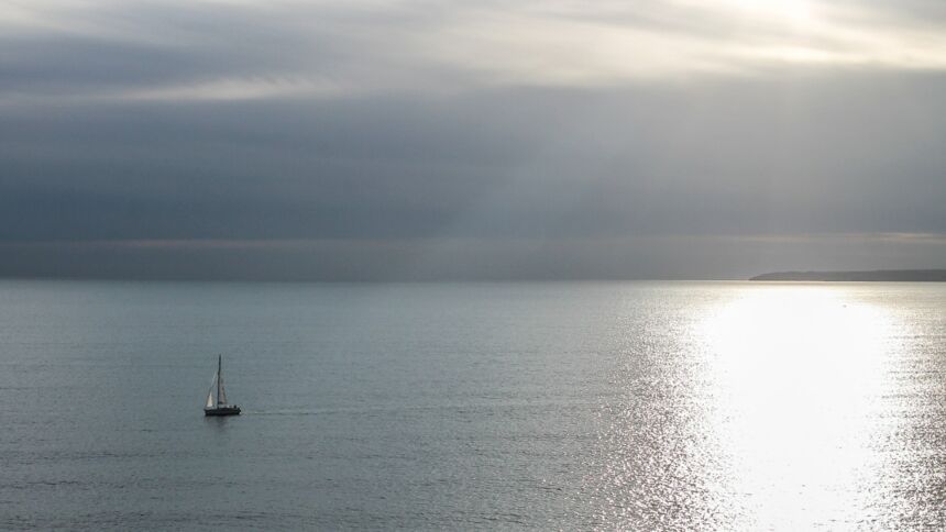 Ein Segelboot alleine auf dem Meer