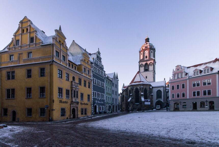 Meißen Markt im Winter mit Frauenkirche