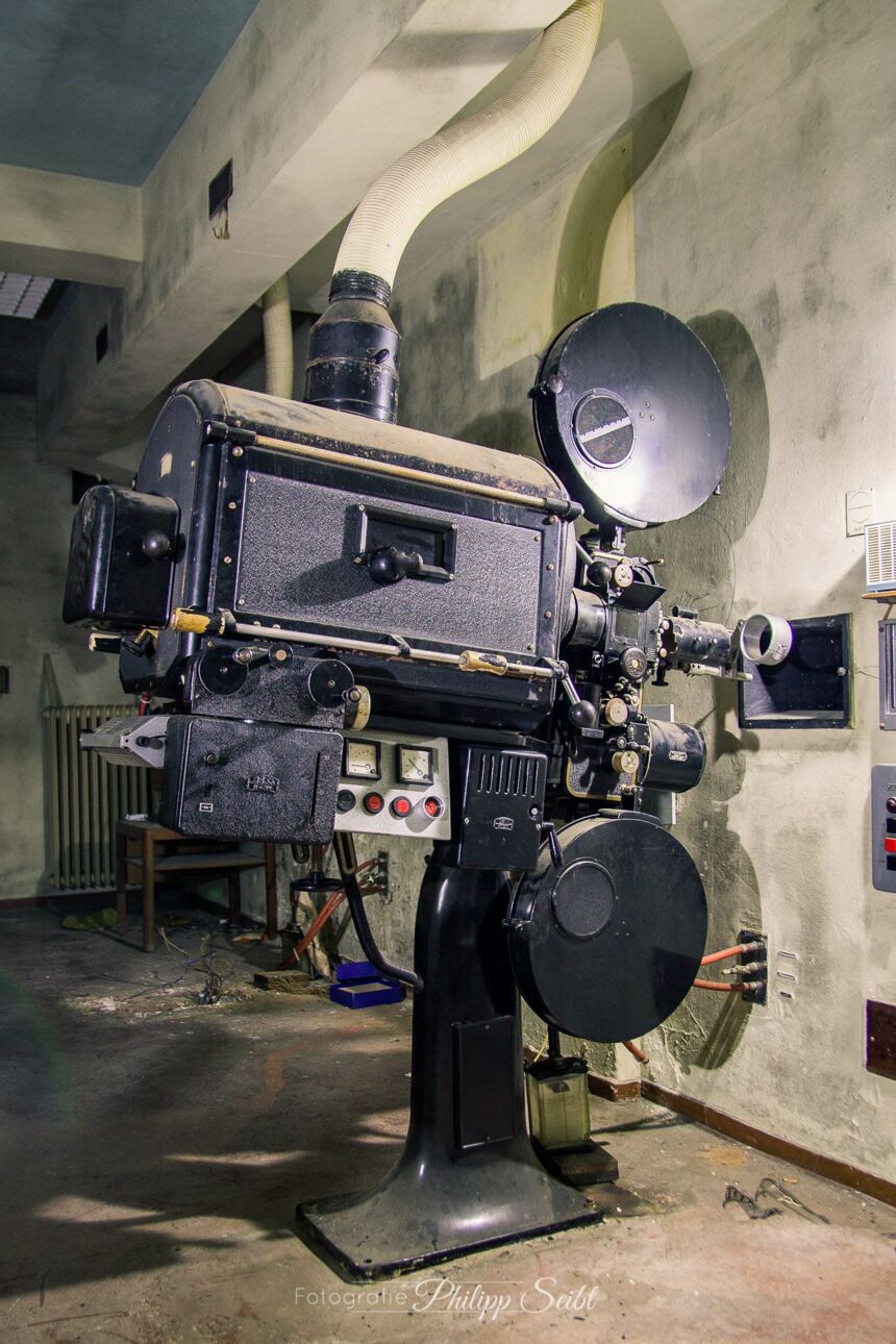 Ernemann 7B Filmprojektor in verlassenen Kurhaus am Kristallsee