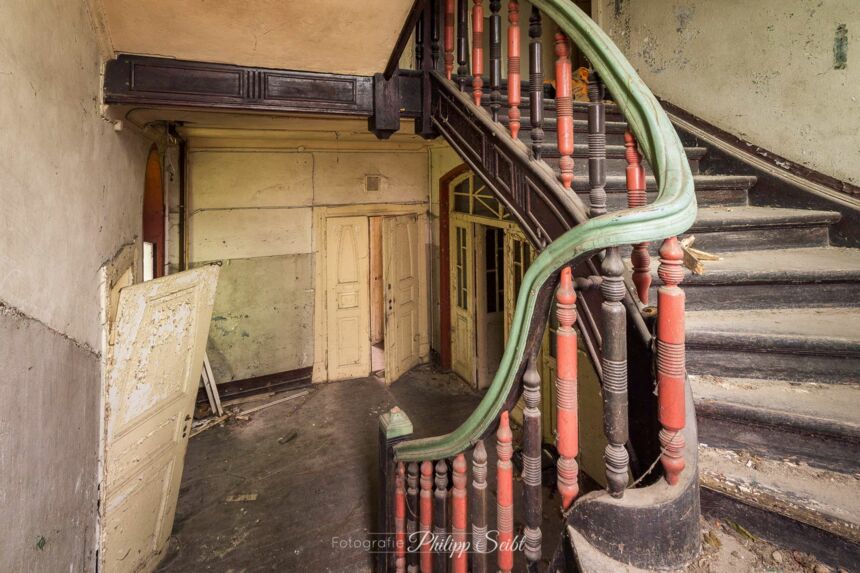 Buntes Treppenhaus in einer verlassenen Villa